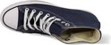 Donkerblauwe Converse All Star sneaker, op zijn kant liggend, met witte veters.
