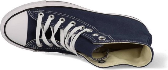 Donkerblauwe Converse All Star sneaker, op zijn kant liggend, met witte veters.