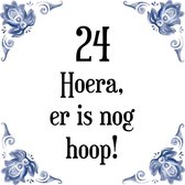 Verjaardag Tegeltje met Spreuk (24 jaar: Hoera! Er is nog hoop! 24! + cadeau verpakking & plakhanger