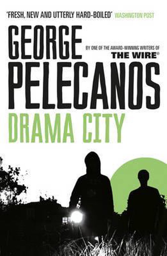Boekomslag van Drama City door George Pelecanos, met silhouetten van twee personen in het donker, waarvan één een zaklamp vasthoudt.