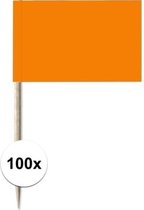 100x Cocktailprikkers oranje 8 cm vlaggetje decoratie - Houten spiesjes met papieren vlaggetje - Wegwerp EK/WK Holland prikkertjes