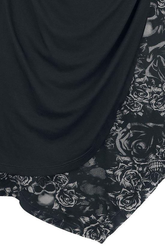 Detail van de onderkant van de zwarte top met een print van rozen en schedels.