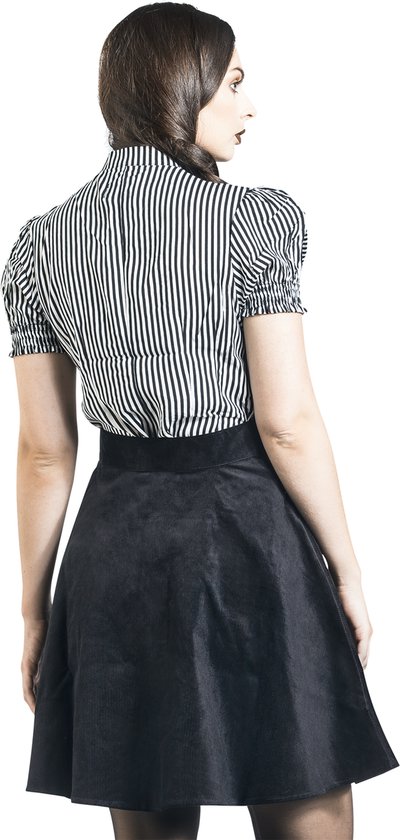 Model van achteren gezien in zwart-wit gestreepte blouse met pofmouwen en zwarte rok.