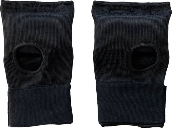 Zwarte bokshandschoenen met duimopening en goudkleurige, geometrische 'PUNCHR'-opdruk op de bandsluiting.