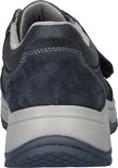 Achterkant van een blauwe suède sneaker met klittenbandsluiting.