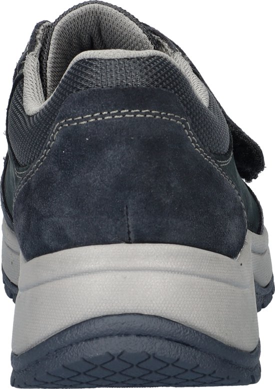 Achterkant van een blauwe suède sneaker met klittenbandsluiting.