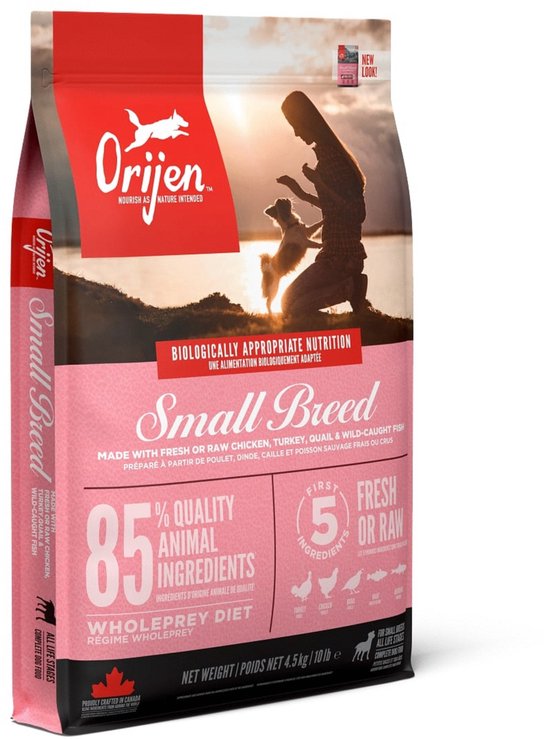 Orijen Small Breed hondenvoer met silhouette van vrouw en hond bij zonsondergang. Bevat 85% dierlijke ingrediënten, vers of rauw.