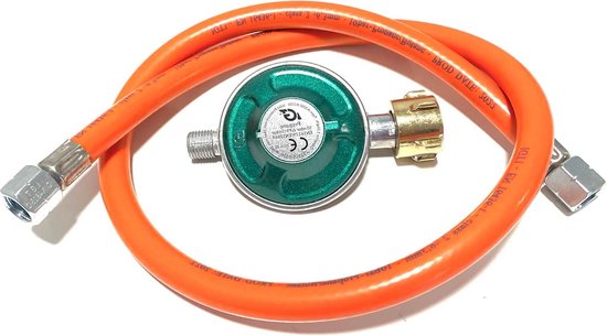 Oranje gasslang met metalen koppelingen en een groene drukregelaar met messing draaiknop.