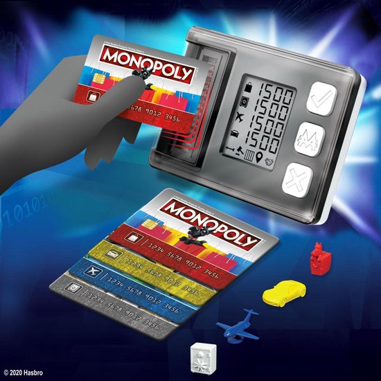 Monopoly Super Elektronisch Bankieren met bankautomaat, bankpassen en speelstukken zoals een auto en vliegtuig.