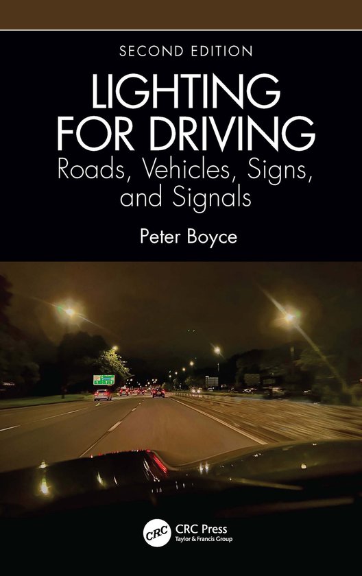Couverture du livre "Lighting for Driving" : "Second Edition", montrant une autoroute sombre la nuit avec des lumières de rue et des phares de voiture. Écrit par Peter Boyce.
