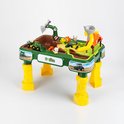 Een John Deere boerderij speeltafel met speelgoedtractoren, clementjes en een watergoot op gele poten.