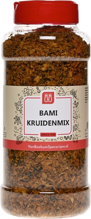 Bami kruidenmix in een doorzichtige plastic strooibus met rood deksel. De kruidenmix is bruin van kleur met zichtbare stukjes. Op het etiket staat "BAMI KRUIDENMIX SINDS 1908" en "VanBeekumSpecerijen.nl".
