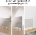 Drie afbeeldingen van een witte glazen convectorverwarming: op pootjes, op wieltjes en aan de muur.