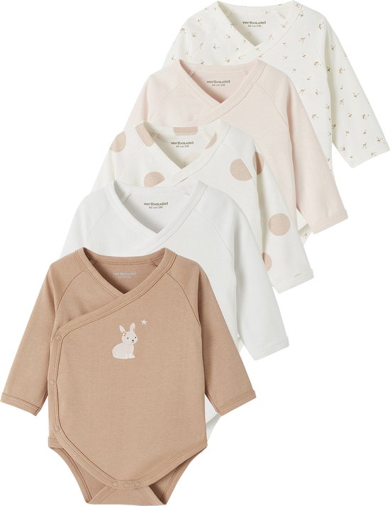 Ensemble de cinq barboteuses bébé à manches longues en beige, rose, crème et blanc avec des imprimés lapin, écureuil et pois.