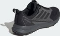 Zwarte Adidas Terrex trailrunningschoen, achterkant met 'TERREX' logo en grijze zool.