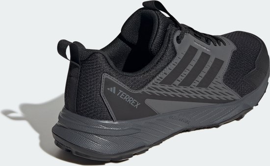 Zwarte Adidas Terrex trailrunningschoen, achterkant met 'TERREX' logo en grijze zool.