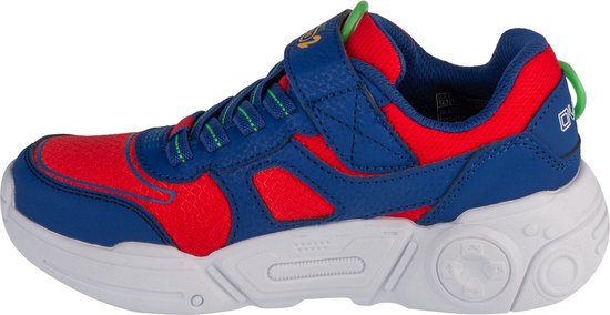 Blauwe en rode sneaker met klittenbandsluiting, groene veters en opdruk van een printplaat, vanaf de zijkant.