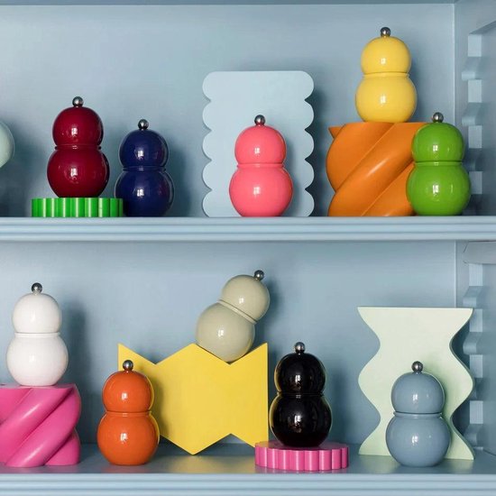 Collectie bolvormige peper- en zoutmolens in diverse kleuren, waaronder rood, blauw, roze, geel, groen, wit, oranje, zwart en grijs.