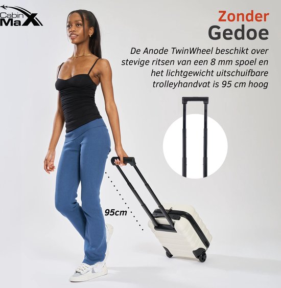 Vrouw met witte Cabin Max koffer, handvat is 95 cm hoog.