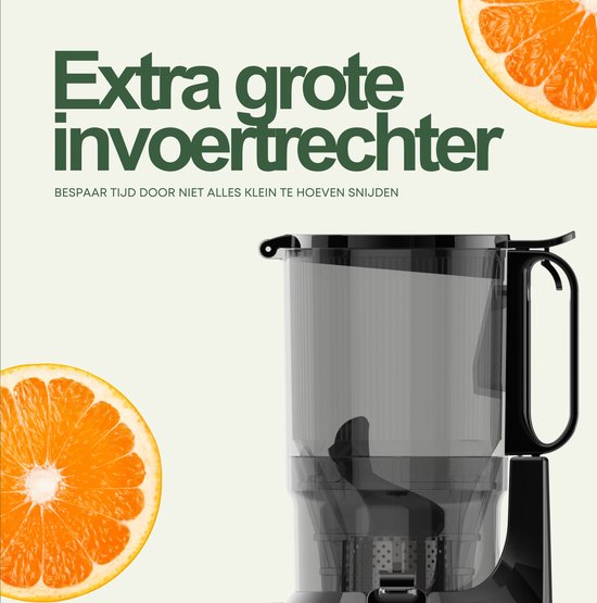 Une goulotte d'alimentation extra large d'une centrifugeuse lente noire, avec des tranches d'orange à côté. Le texte 'Goulotte d'alimentation extra large' est présent.