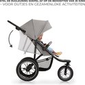 Grijze kinderwagen met een baby op de zitting, die achteruit leunt. Tekst: Stel de rugleuning soepel af op de behoeften van je kind – voor dutjes en gezamenlijke activiteiten.