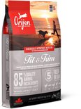 Orijen Fit & Trim hondenvoer zak met afbeelding van man met hond op strand bij zonsondergang.