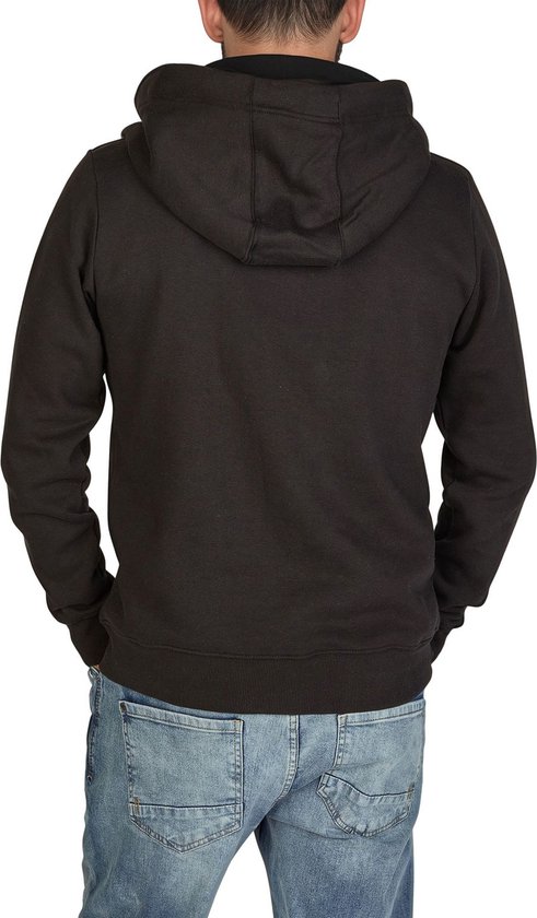 Man met blauwe jeans draagt de achterkant van een zwarte Riverso hoodie.