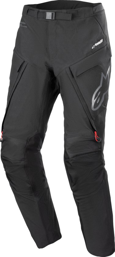 Zwarte Alpinestars motorbroek met gesp, cargo zakken en grote logo's op de zijkant.
