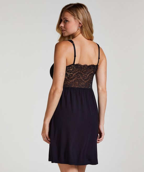 Zwarte slipdress, zijaanzicht, met kanten rugdetail en verstelbare bandjes.
