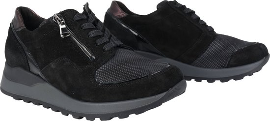 Zwarte suède sneakers met rits en veter, metallic hiel detail. Grijze zolen.