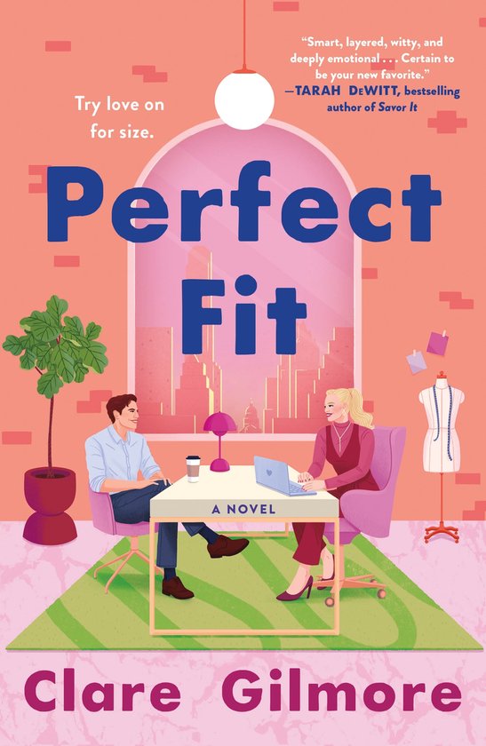 Boekcover met de titel 'Perfect Fit' in blauwe letters. Een man en een vrouw zitten aan een tafel. Een citaat van Tarah DeWitt staat bovenaan.