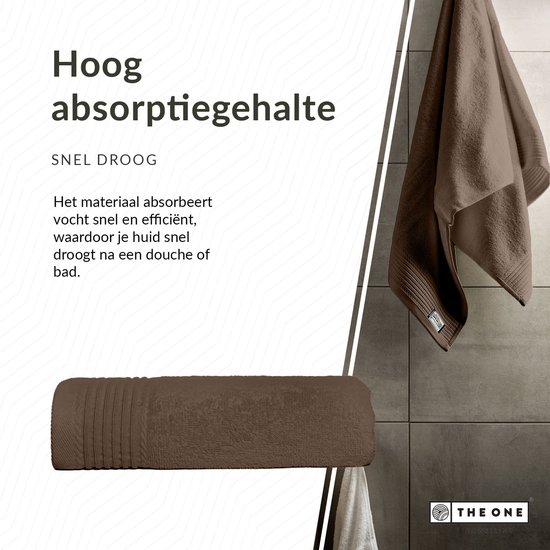 Bruine handdoek hangend aan een tegelmuur. Het "THE ONE" logo is zichtbaar.