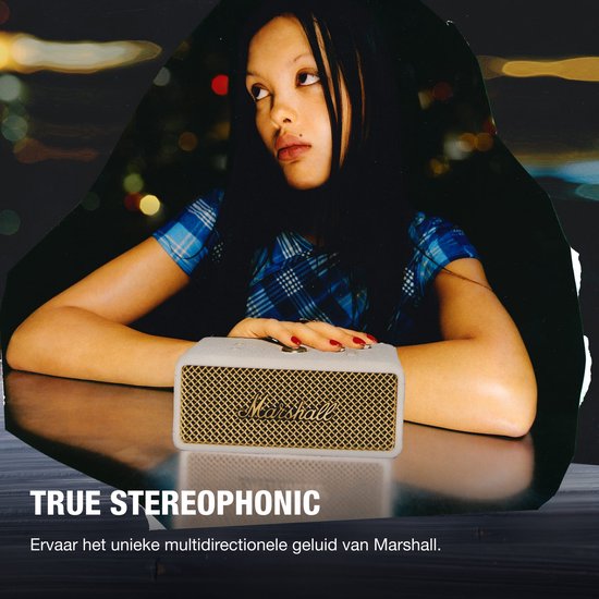 Crème Marshall speaker op een tafel in de avond. True Stereophonic geluid.