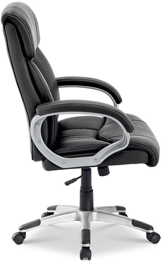 Vue latérale d'un fauteuil de direction noir avec accoudoirs argentés et une base en étoile avec roulettes.