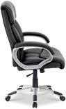 Vue latérale d'un fauteuil de direction noir avec accoudoirs argentés et une base en étoile avec roulettes.