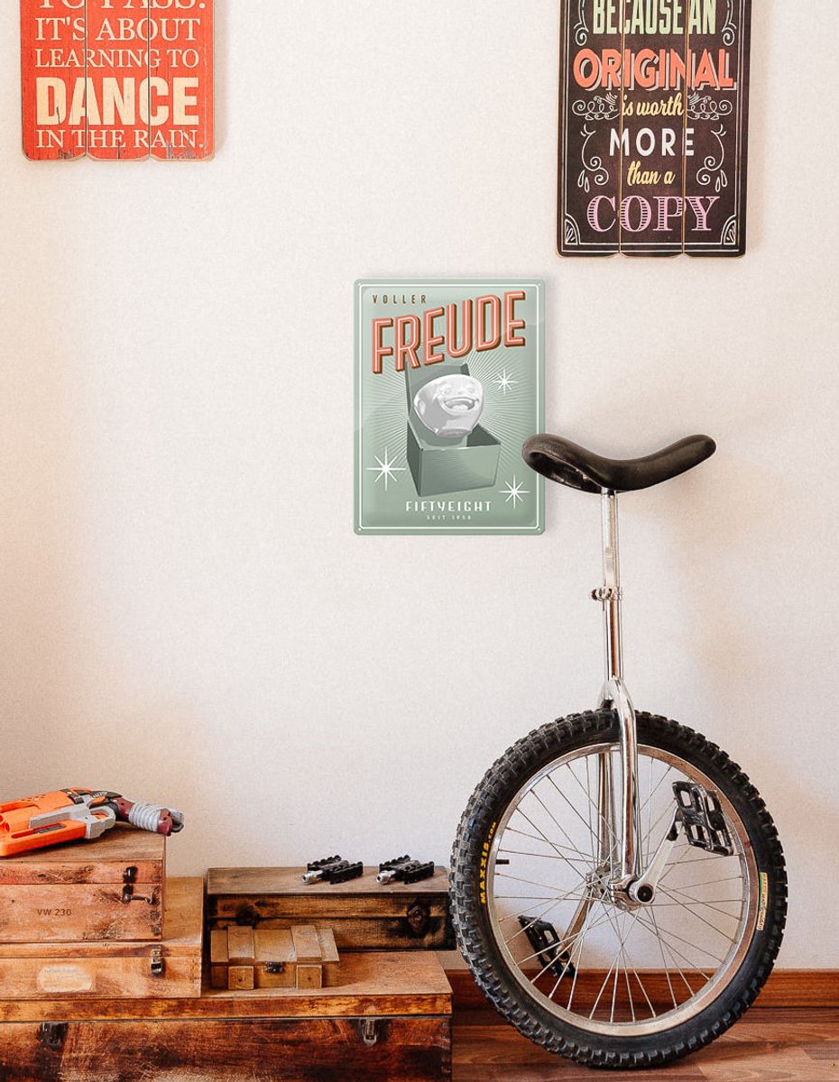 Tinnen uithangbord voor achtenvijftig producten