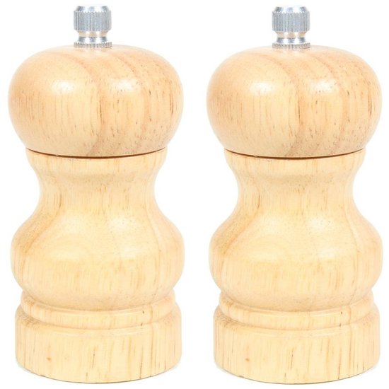 Paire de petits moulins à poivre en bois avec dessus argentés.