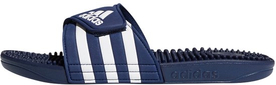 Donkerblauwe Adidas Adissage slipper met klittenband, witte strepen en 'adidas' op de zool.