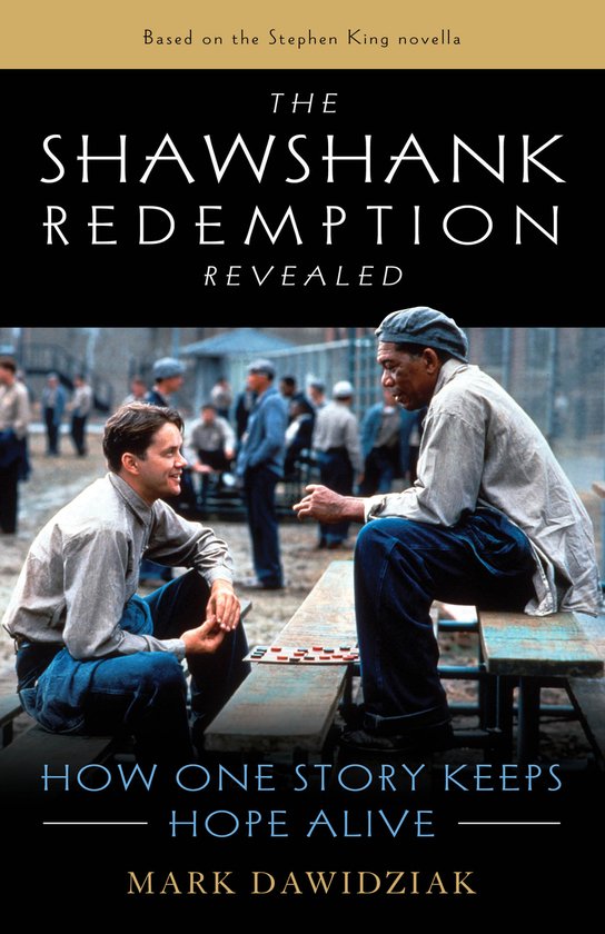 Boekhoes met twee mannen in gevangeniskleding die naast elkaar zitten op een bankje. De tekst luidt 'The Shawshank Redemption Revealed'.