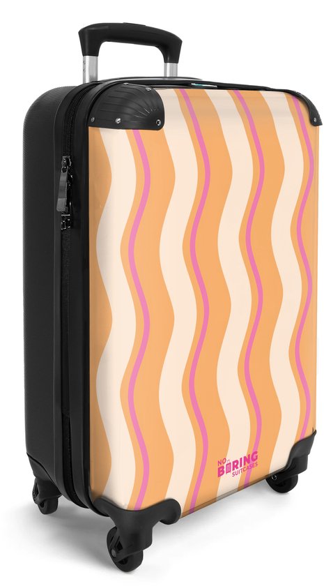 Lichtgewicht handbagage koffer met een patroon van golvende oranje, witte en roze strepen. NoBoringSuitcases logo.
