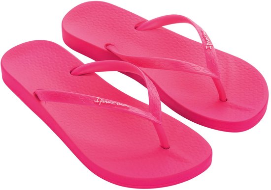 Fuchsia Ipanema teenslippers met textuur en logo, schuin van voren gezien.