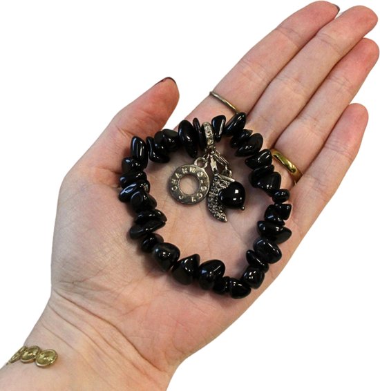 Zwarte edelsteen armband met een cirkelbedel bezet met zirkonia en een hartvormige bedel.
