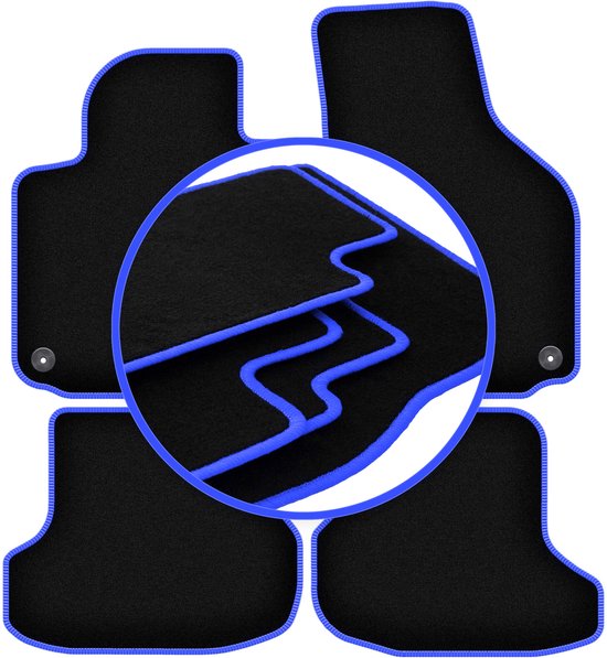 Ensemble de quatre tapis de sol noirs avec bordure bleue, avec détail de bordure.