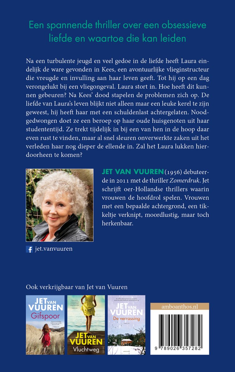 Jet van Vuren, auteur van thrillers, met grijs golvend haar, glimlacht naar de camera. Links de boekomslagen 'Gifspoor', 'Vluchtweg' en 'De verrassing'.