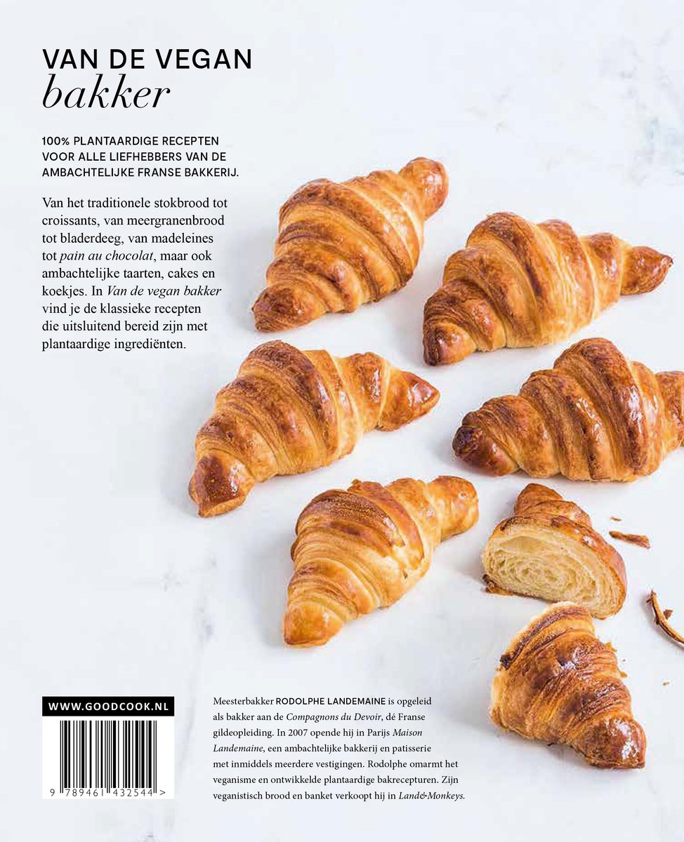 Zes goudbruine, verse croissants op een lichte achtergrond.