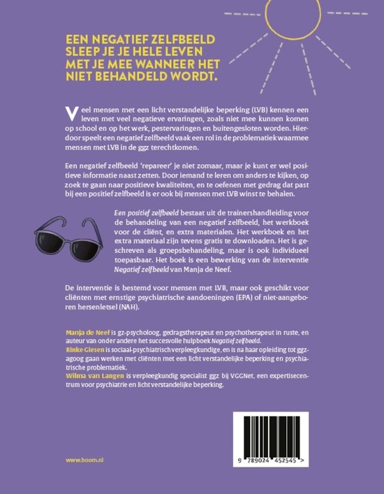 Een negatief zelfbeeld slaap je je hele leven met je mee wanneer het niet behandeld wordt. Een bril met gekruiste glazen ligt op een tekst.