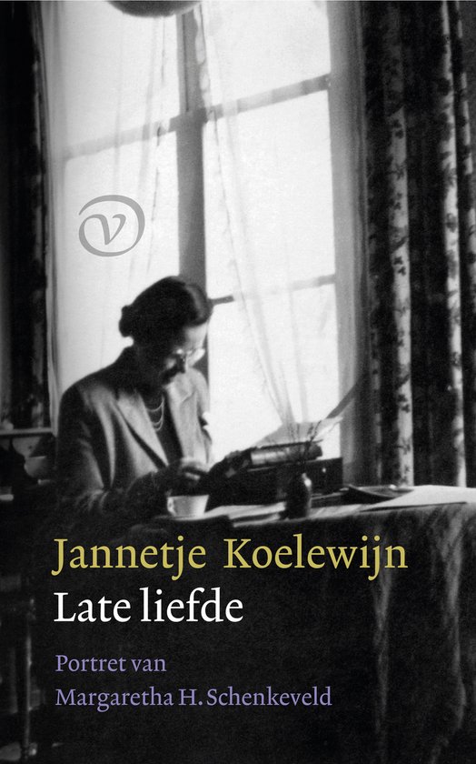 Boek "Late liefde" met een zwart-witfoto van een vrouw bij een typemachine, zittend aan een tafel bij een raam.