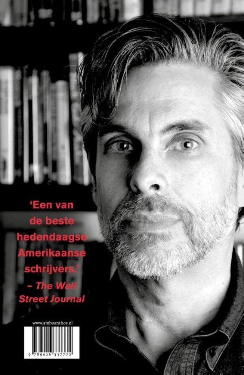 Portret van een man met grijs haar en baard. Op de achtergrond boeken. Tekst: Een van de beste hedendaagse Amerikaanse schrijvers.