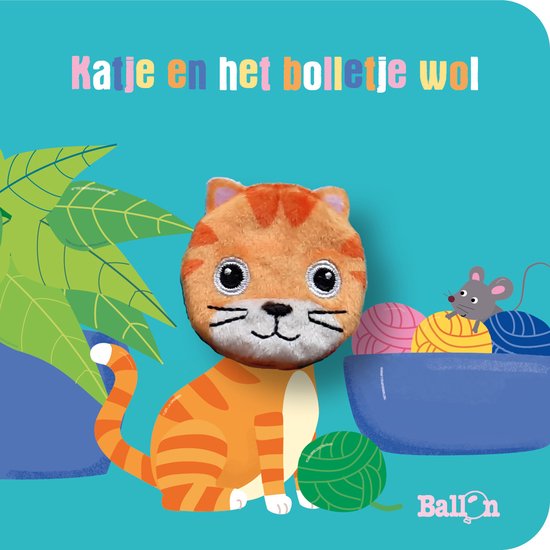 Een oranje gestreepte kat knuffel zit naast een blauwe kom met bolletjes wol. Titel: Katje en het bolletje wol.