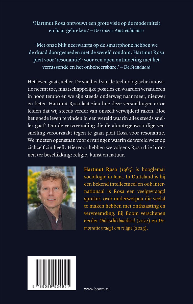 Achterkant boek met portret van Hartmut Rosa en tekst over zijn werk.